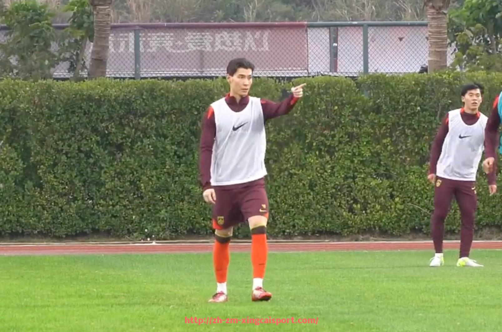 杏彩体育-世俱杯比赛中球员专属训练服款式设计与功能分析